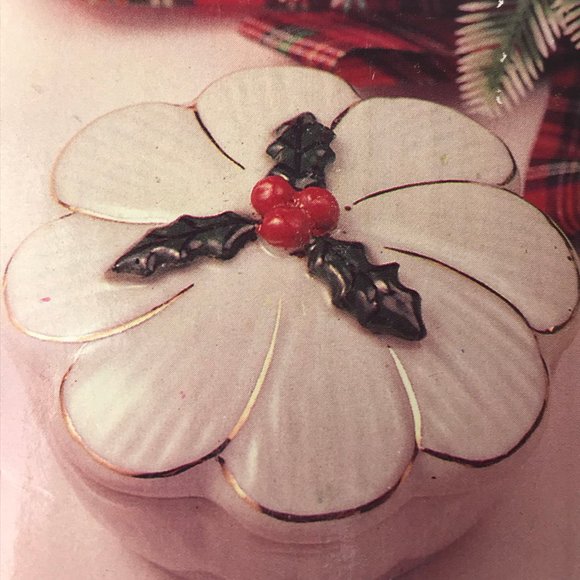 NIB - VINTAGE PORCELAIN KEEPSAKE Detailed Embossed Trinket Box with Gold Trim - Picture 7 of 12